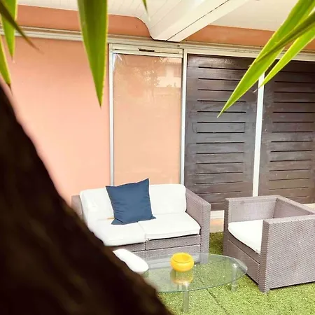 Апартаменти 6p Private Garden Little St Tropez *